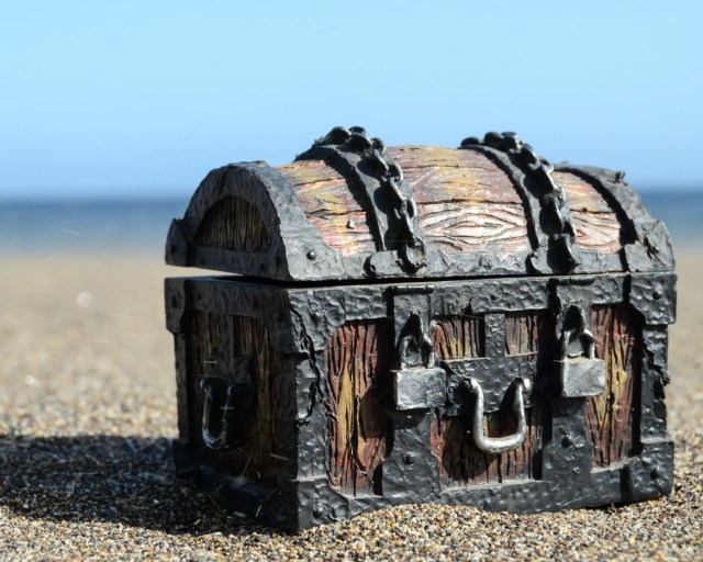 old-treasure-chest-chains